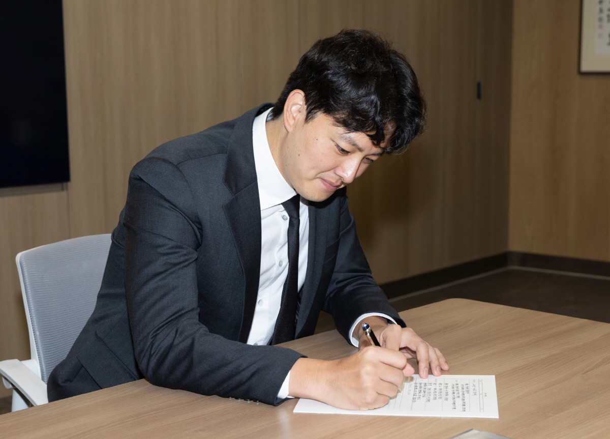 초심으로! "싹둑" 머리 자른 김원중, '4년 54억원'에 도장 쾅! 롯…