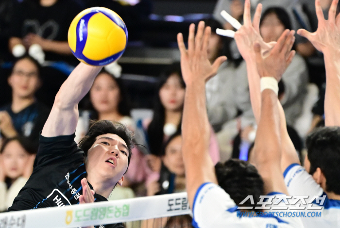 레오+허수봉 40점 합작 현대캐피탈, 1라운드 1위로 마무리. 삼성화재에 3-0 완승[천안 리뷰]