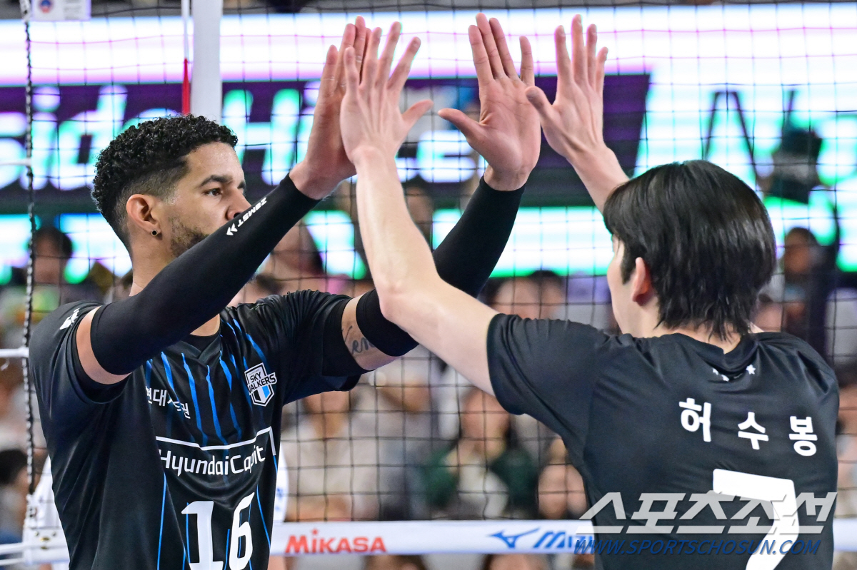 1R 1위 블랑 감독 "레오-허수봉 의존 보완해야. 전광인은 활력을 불어…