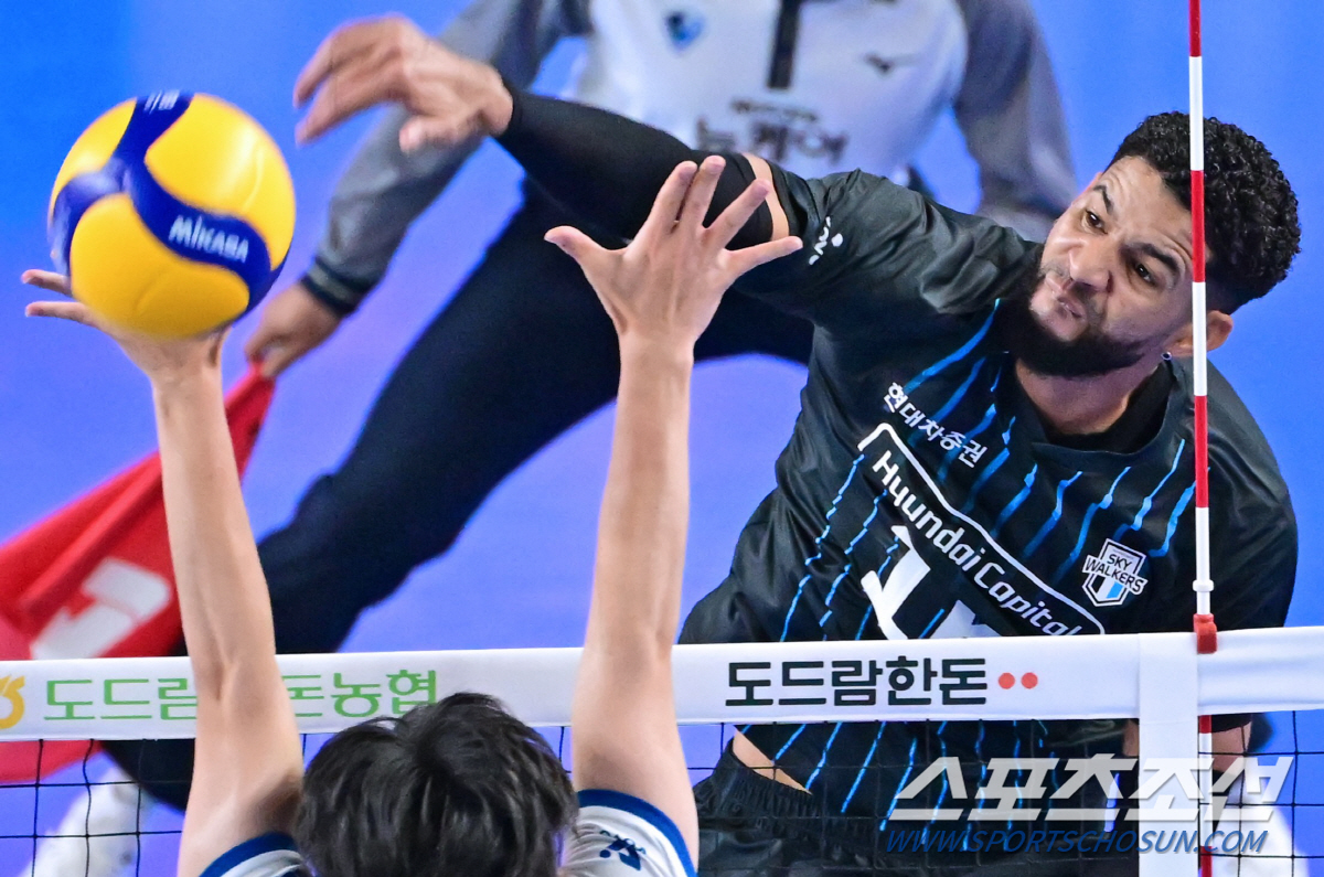 1R 1위 블랑 감독 "레오-허수봉 의존 보완해야. 전광인은 활력을 불어…