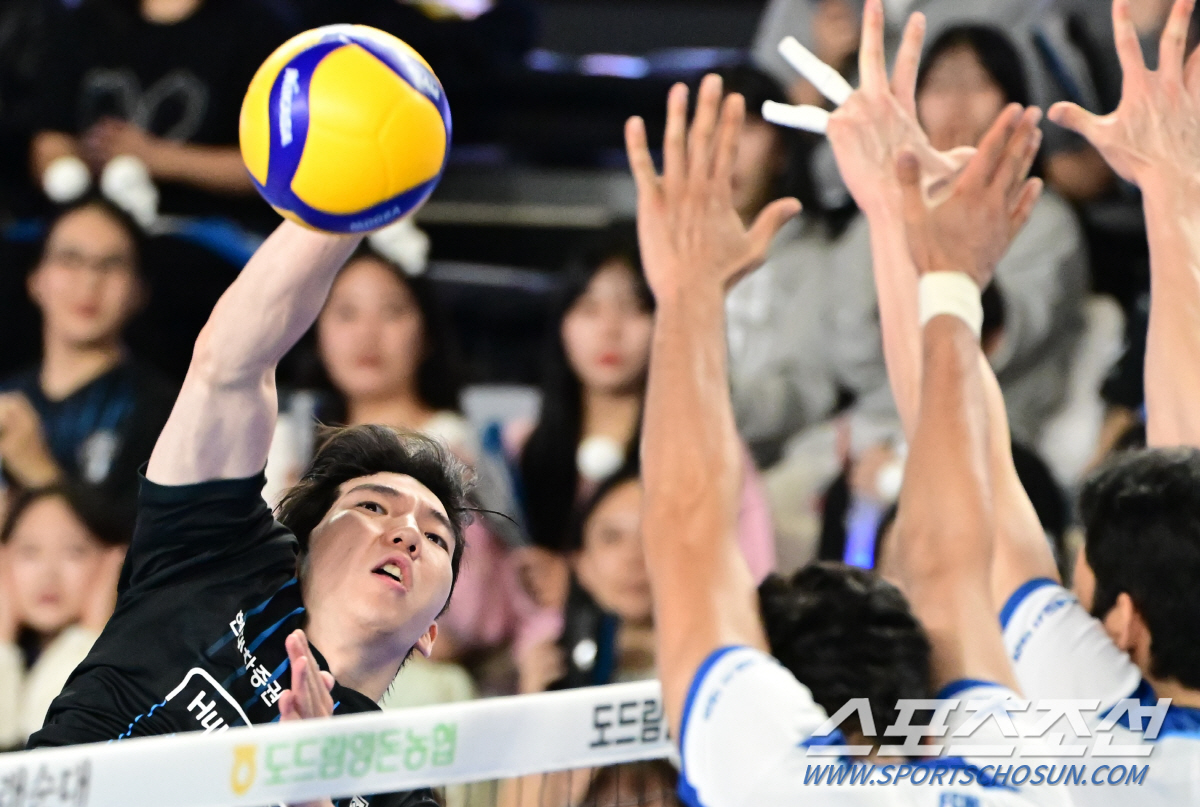 1R 1위 블랑 감독 "레오-허수봉 의존 보완해야. 전광인은 활력을 불어…