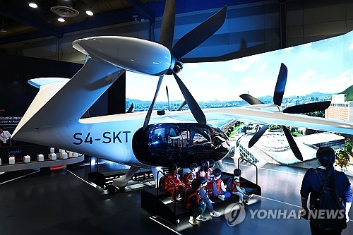 (서울=연합뉴스) 윤동진 기자 = 10일 서울 코엑스에서 열린 서울스마트라이프위크에 도심항공교통(UAM)기체가 전시돼 있다. 2024.10.10 mon@yna.co.kr
