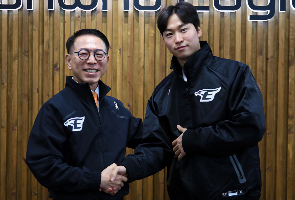 "발을 뺀 건 아니다." 최원태와 만나지도 않은 LG,그래도 FA 시장 …