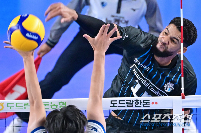"다른 팀에선 점유율 70%였는데..." 프랑스 감독 만난 34세 레오의 새 배구. 혼자가 아니다[천안 인터뷰]
