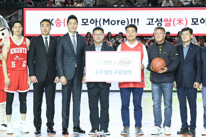 김기만 코치가 뿌린 '선행 씨앗' 훈훈한 결실 맺었네…숨은 재능기부로 시작된 '고성군-SK 우호협력 협약'