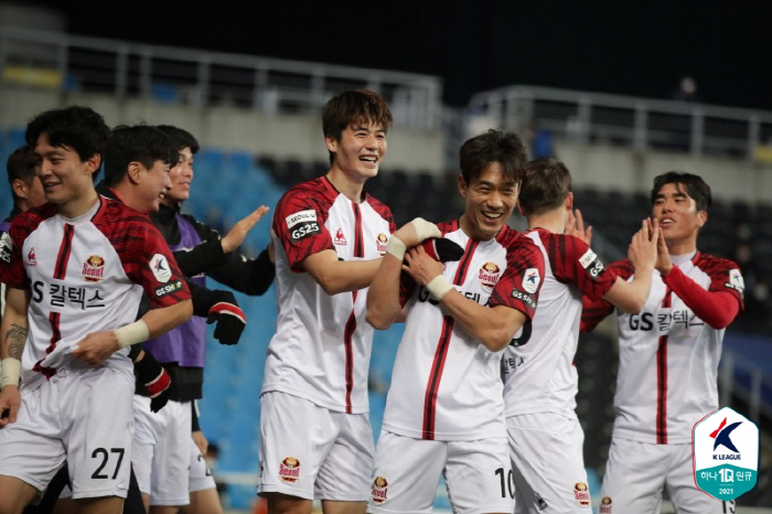 "엄청난 공헌을 한 선수"→"韓 축구 위해 힘써주길" 레전드 박주영 보내…