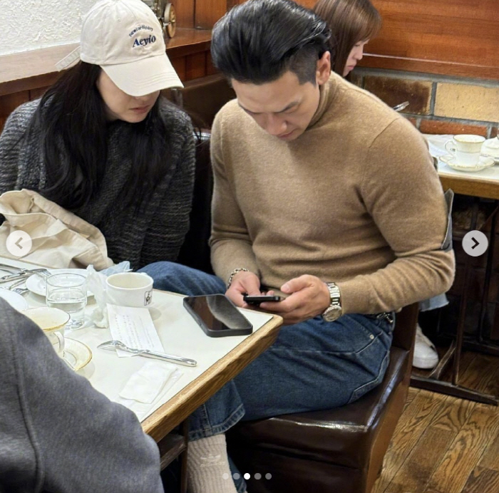 '천억대 자산' 비♥김태희, 日 여행 커플룩 포착 "결혼 8년차에도 달달…