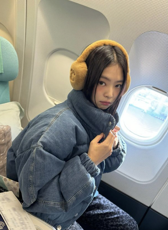 [SCin스타] 제니, 150만원짜리 귀마개 막쓰네…젠득이니까 가능한 일…