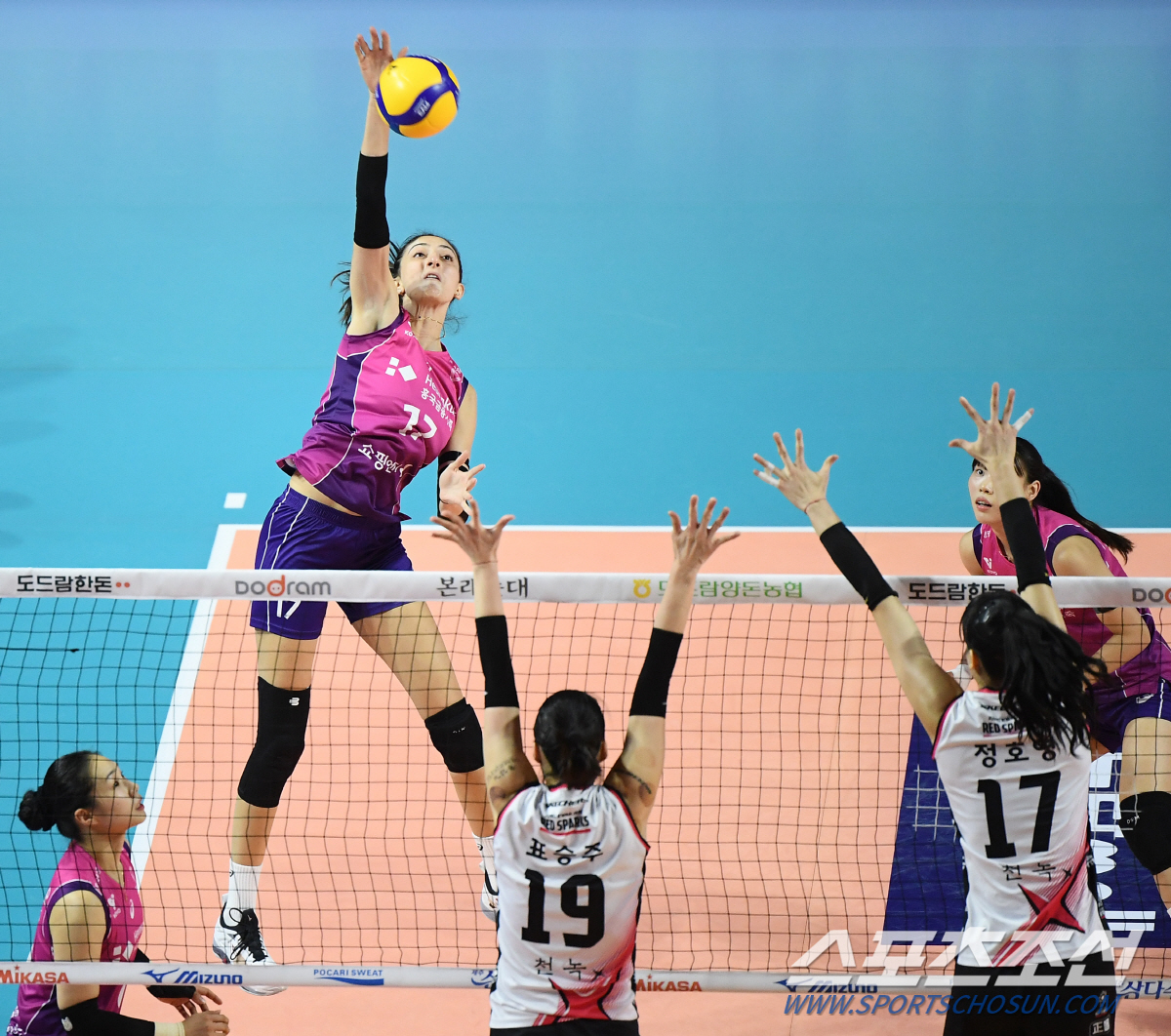 '경배하라 김연경!' 27점 폭격, 흥국생명 3대2 진땀승, 1라운드 무…