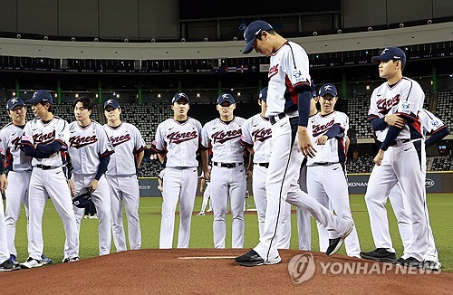 (타이베이=연합뉴스) 한종찬 기자 = 12일 오후 대만 타이베이돔에서 열린 프리미어12 한국 야구대표팀 공식 훈련에서 한국 투수진이 마운드를 살피고 있다. 대만과의 조별리그 첫 경기는 우리시간으로 13일 오후 7시 30분 타이베이돔에서 열린다. 2024.11.12 saba@yna.co.kr