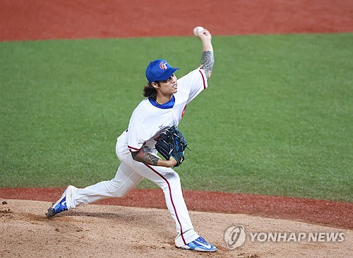 (사오싱[중국]=연합뉴스) 홍해인 기자 = 7일 중국 저장성 항저우 인근 사오싱 야구·소프트볼 스포츠센터 제1구장에서 열린 2022 항저우 아시안게임 결승, 대만과 대한민국의 경기. 1회초 대만 선발 투수 린여우민이 역투하고 있다. 2023.10.7 hihong@yna.co.kr