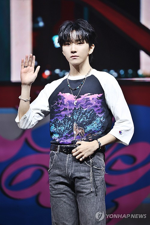 (서울=연합뉴스) 진연수 기자 = 그룹 보이넥스트도어(BOYNEXTDOOR) 운학이 2024년 9월 9일 오후 서울 용산구 블루스퀘어에서 열린 미니 3집 '19.99' 발매 기념 쇼케이스에서 포즈를 취하고 있다. [연합뉴스 자료사진]