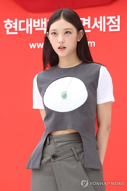 (서울=연합뉴스) 강민지 기자 = 그룹 뉴진스의 해린이 2024년 8월 1일 오후 서울 중구 현대백화점 면세점 동대문점에서 열린 '에브리데이 현데이' 프로모션 기념 포토월에서 포즈를 취하고 있다. [연합뉴스 자료사진]