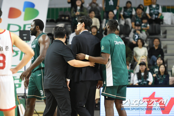 DB-SK전 흔들린 판정기준. KBL 측 "김영현 김시래 오누아쿠 파울, 모두 정심", DB "특정 심판 배제 공문보냈다"