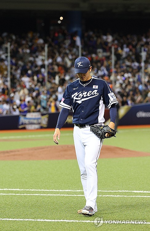 (타이베이=연합뉴스) 한종찬 기자 = 13일 오후 대만 타이베이돔에서 열린 세계야구소프트볼연맹(WBSC) 프리미어12 2024 B조 조별리그 대한민국과 대만의 경기. 2회말 6실점을 한 한국 선발 고영표가 더그아웃으로 향하고 있다. 2024.11.13 saba@yna.co.kr
