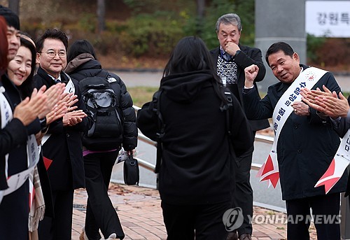 (춘천=연합뉴스) 양지웅 기자 = 2025학년도 대학수학능력시험일인 14일 오전 강원 춘천여자고등학교 앞에서 육동한 춘천시장과 신경호 강원교육감이 수험생들을 응원하고 있다. 2024.11.14 yangdoo@yna.co.kr