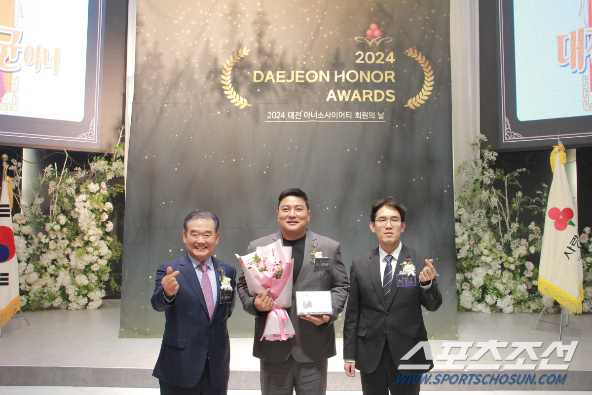 "야구로 받은 걸 나눠줘야죠" 한화 '52번' 레전드 김태균의 진심, 이…