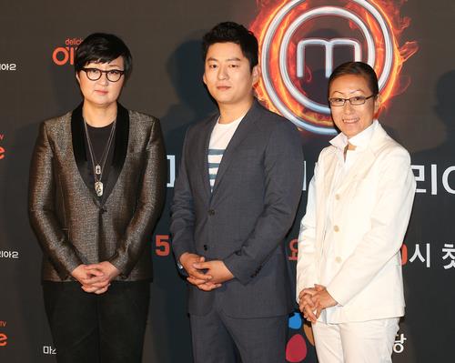 (서울=연합뉴스) 홍기원 기자 = 노희영(왼쪽부터), 강레오, 김소희 심사위원이 서울 영등포구 CGV 여의도에서 열린 케이블채널 올리브의 요리 서바이벌 프로그램 '마스터셰프 코리아 시즌2' 기자간담회에서 포즈를 취하고 있다. 2013.5.9 xanadu@yna.co.kr