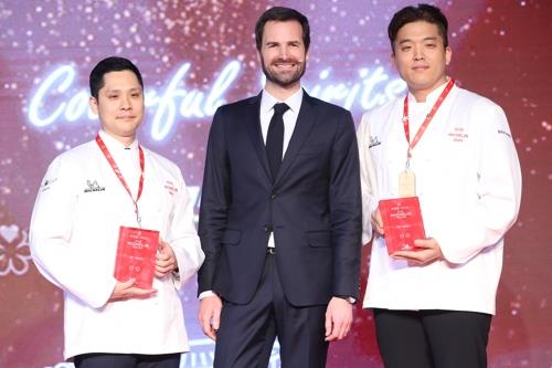 (서울=연합뉴스) 진연수 기자 = 14일 서울 광진구 비스타 워커힐 호텔에서 열린 '미쉐린 가이드 서울 2020' 발간회에서 새로 2스타를 받은 모수의 안성재 셰프와 임프레션의 서현민 세프가 기념촬영을 하고 있다. 2019.11.14 jin90@yna.co.kr