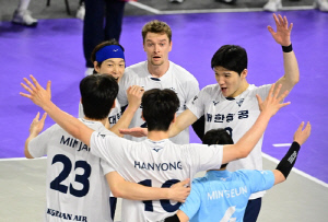 '막심 26점' 대한항공, 우리카드 3-1로 꺾고 1R 패배 설욕