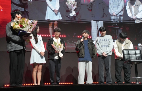 (서울=연합뉴스) 김주환 기자 = kt 롤스터 '표식' 홍창현(오른쪽 세번째)이 17일 서울 광진구 예스24 라이브홀에서 열린 '데프트' 김혁규의 송별 행사에서 감사를 표하고 있다. 2024.11.17 jujuk@yna.co.kr