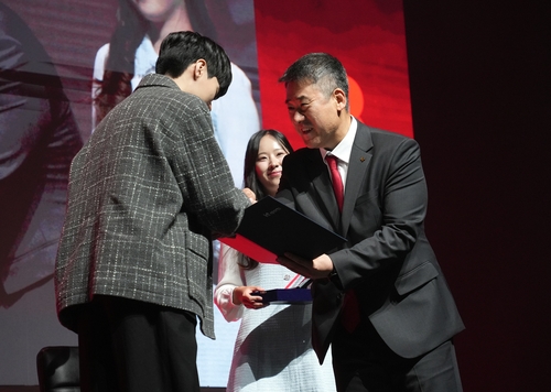 (서울=연합뉴스) 김주환 기자 = 최현준 kt 롤스터 단장(오른쪽)이 17일 서울 광진구 예스24 라이브홀에서 열린 '데프트' 김혁규의 송별 행사에서 감사장을 전달하고 있다. 2024.11.17 jujuk@yna.co.kr