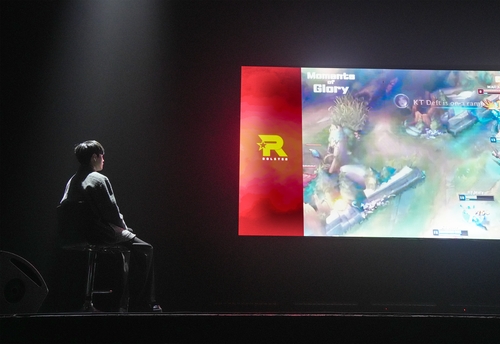 (서울=연합뉴스) 김주환 기자 = e스포츠 게임단 kt 롤스터 주장 '데프트' 김혁규가 17일 서울 광진구 예스24 라이브홀에서 열린 송별 행사에서 자신의 프로 생활을 돌아보는 특별 영상을 지켜보고 있다. 2024.11.17 jujuk@yna.co.kr