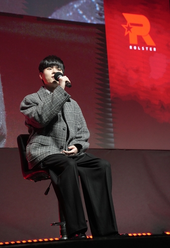 (서울=연합뉴스) 김주환 기자 = e스포츠 게임단 kt 롤스터 주장 '데프트' 김혁규가 17일 서울 광진구 예스24 라이브홀에서 열린 송별 행사에서 팬들과 만나 소회를 밝히고 있다. 2024.11.17 jujuk@yna.co.kr