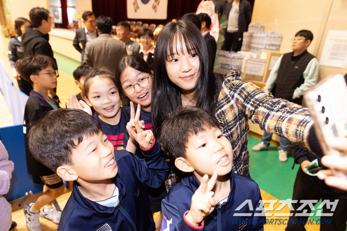 "유빈언니 예뻐요!""나눔이 힐링" 신유빈,당진유소년탁구페스티벌 뜨거운 …