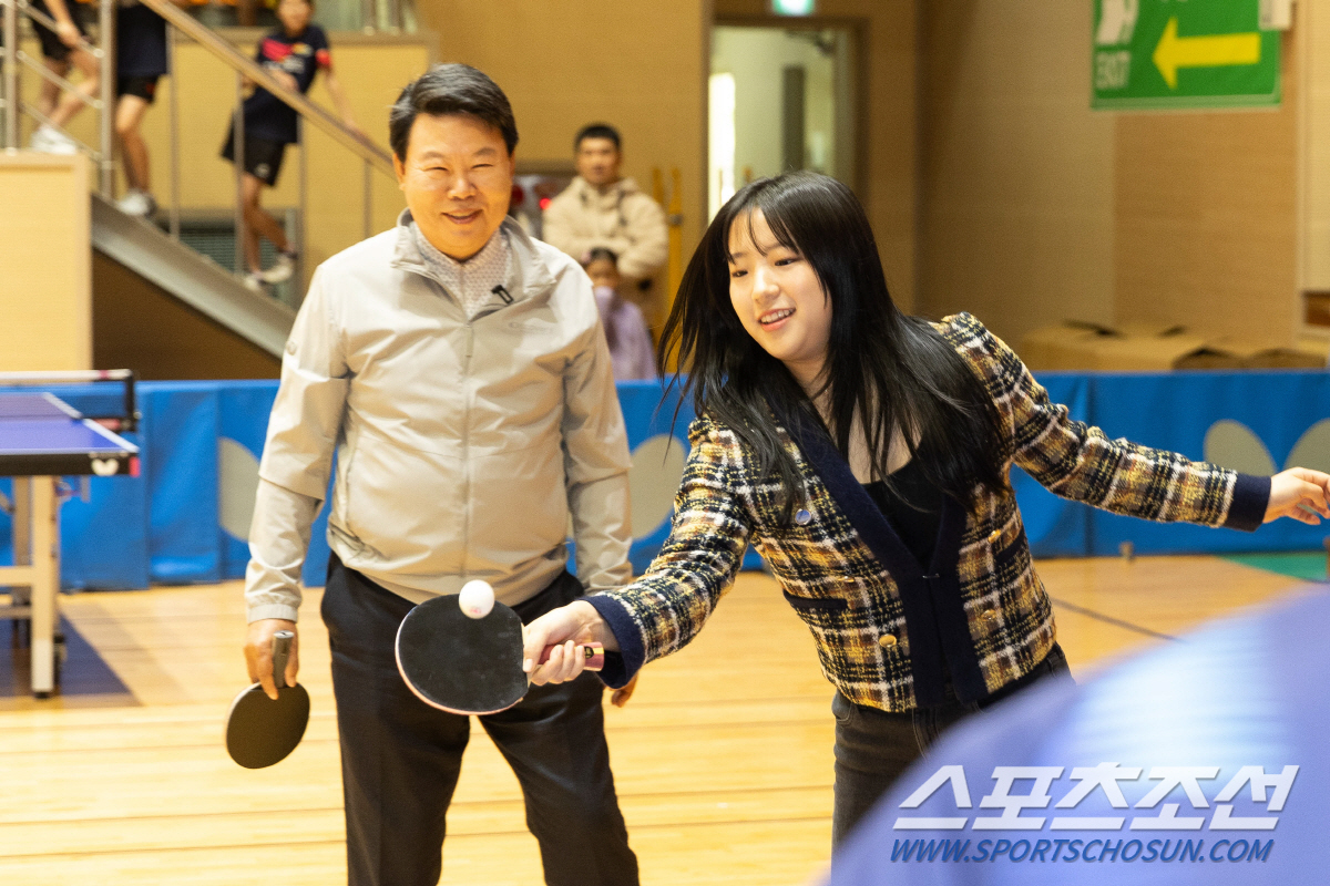 "유빈언니 예뻐요!""나눔이 힐링" 신유빈,당진유소년탁구페스티벌 뜨거운 …