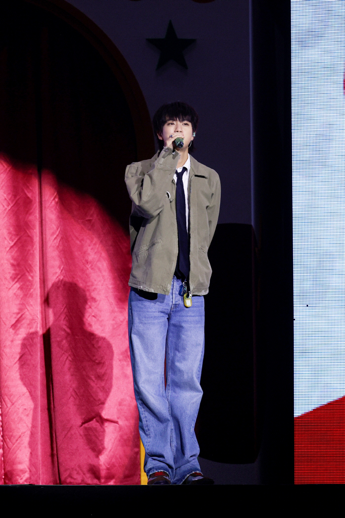 BTS 진, 팬들과 함께 신보 활동 포문 열었다…팬쇼케서 솔로앨범 전곡 최초 공개