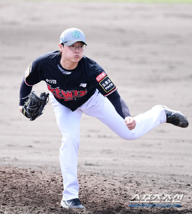'박세웅 동생'으로만 10년, 비운의 1차지명 좌완...이번엔 진짜 터질…