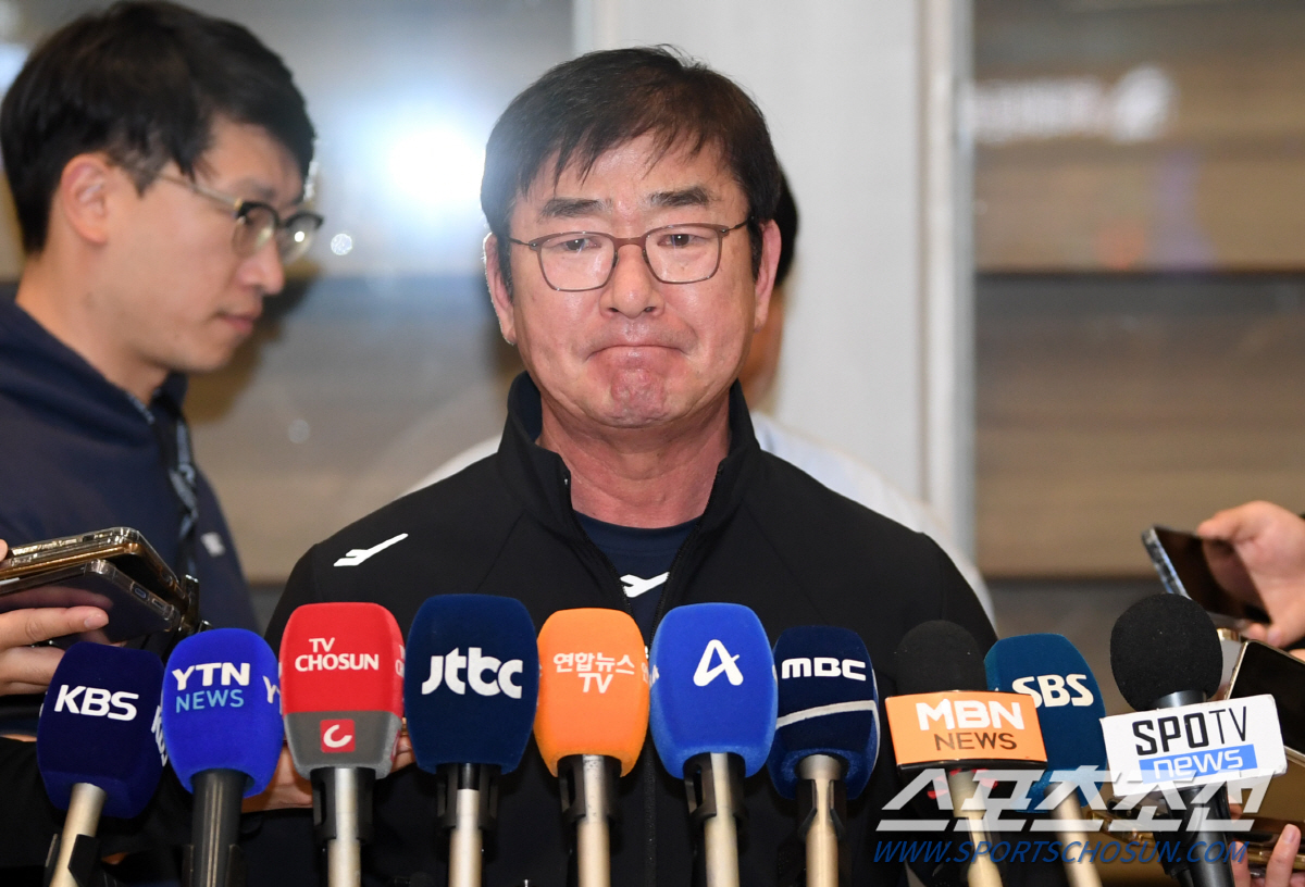 '프리미어12 조기 탈락' 굳은 표정으로 귀국한 대한민국 야구 대표팀..…