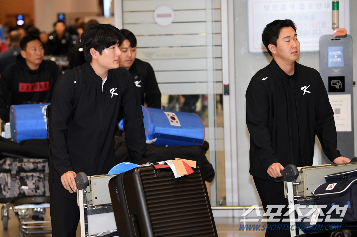'프리미어12 조기 탈락' 굳은 표정으로 귀국한 대한민국 야구 대표팀..…
