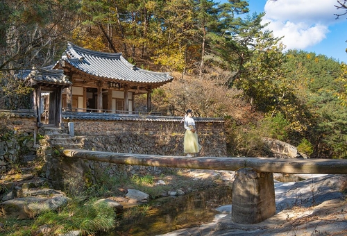 만휴정에서 드라마 주인공처럼… [사진/성연재 기자]
