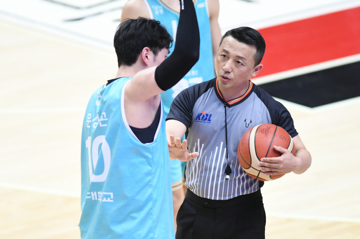 [류동혁의 이슈분석] '뜨거운 감자' 하드콜. KBL 심판부와 10개 구단의 '벽'. 결국 소통이 가장 중요하다