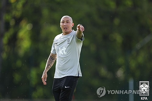 (서울=연합뉴스) 축구대표팀 차두리 코치가 5일(현지시간) 영국 웨일스 카디프 인터내셔널 스포츠 캠퍼스에서 9월 유럽 원정 친선경기를 앞두고 선수들의 훈련 모습을 지켜보며 지시하고 있다. 2023.9.6 [대한축구협회 제공. 재판매 및 DB 금지] photo@yna.co.kr