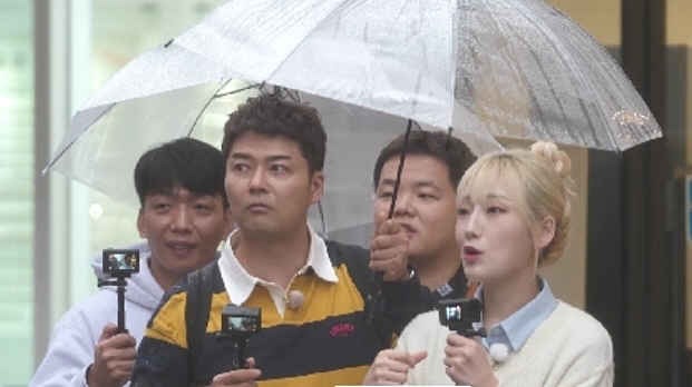 박나래 '찐 맛집' 방문한 전현무, 깜짝 게스트에 "어째쓰까, 뭐여?"(…