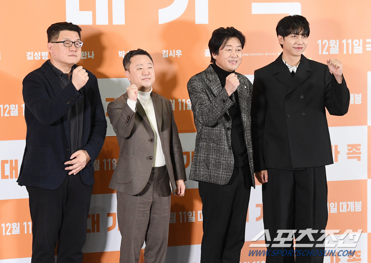[SC현장] "만둣국처럼 뜨끈"…'대가족' 김윤석X이승기가 전할 진한 감…