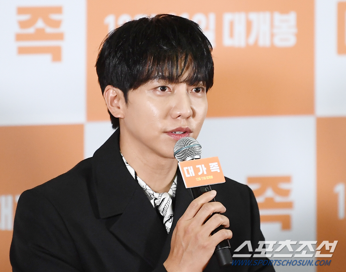 [SC현장] "만둣국처럼 뜨끈"…'대가족' 김윤석X이승기가 전할 진한 감…