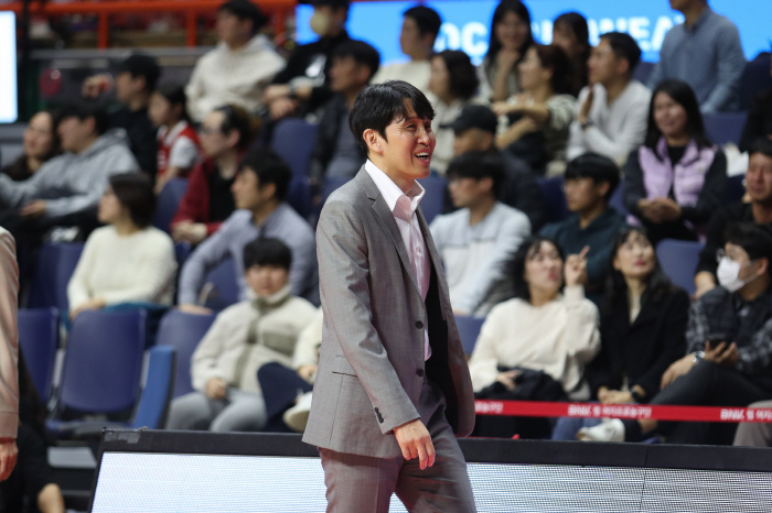 [현장인터뷰] 연장 혈투 대역전극 이끈 우리은행 위성우 감독 의외의 답변 "김예진이 가장 컸다"