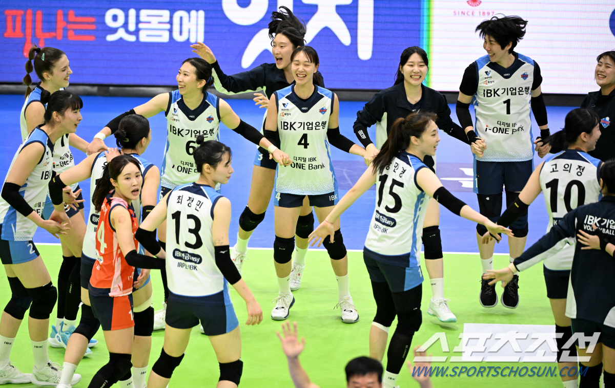 '대어를 낚았다' 5연승 기쁨에 얼싸안은 호랑이 감독, 선수들에 아빠 미…