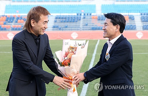 (춘천=연합뉴스) 양지웅 기자 = 22일 강원 춘천시 삼천동 강원FC 주경기장에서 열린 2024년도 성과 및 2025년 비전 발표 기자간담회에서 구단주인 김진태 지사(오른쪽)가 김병지 대표이사에게 꽃다발을 건네고 있다. 2024.11.22 yangdoo@yna.co.kr