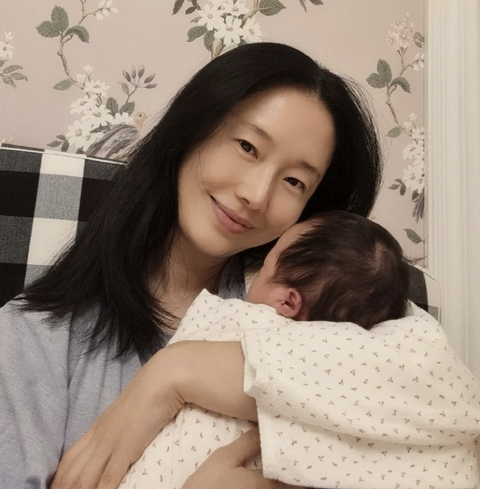 이정현, 출산 후 부기 다 사라진 44세 산모…둘째 안고 행복한 '딸둘맘…