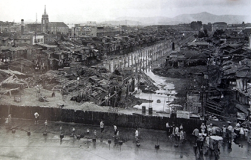 대한민국 정부 기록사진집 제6권에 실린 청계천 복개 공사. 1964년