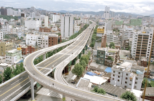 청계 고가도로는 서울 남산1호터널과 성동구 마장동을 잇는 총연장 5.8km의 고가도로였다. 1969년 용두동-삼일로 1차 구간 개통, 1976년 전 구간이 완성됐다. 사진은 보수공사를 마친 청계 고가도로. 1998년 [연합뉴스 자료사진]