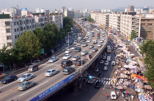 철거 전 차량 통행이 잦았던 청계 고가도로. 2003년 [연합뉴스 자료사진]