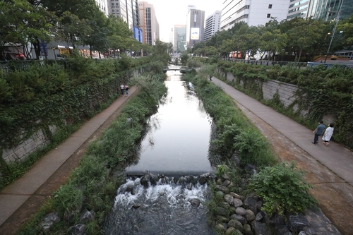 청계 고가도로가 철거되고 맑은 하천으로 변신한 청계천. 2022년 [연합뉴스 자료사진]