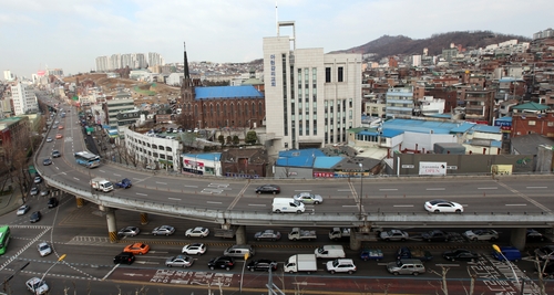 아현고가도로는 중구 중림동에서 마포구 아현동을 잇는 940m 길이의 고가 차도였다. 1968년 9월 개통됐고 2014년 3월 철거되었다. 2013년 [연합뉴스 자료사진]