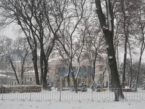 (키이우=연합뉴스) 안희 특파원 = 22일(현지시간) 우크라이나 수도 키이우에 대한 공습 우려로 대정부질문 일정을 취소한 우크라이나 국회(라다) 청사의 모습. 이날 당국은 청사 주변의 경계를 강화하고 외부 출입을 허용하지 않았다. prayerahn@yna.co.kr 2024.11.22.